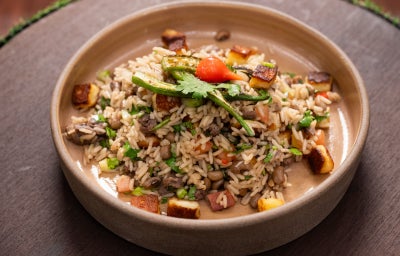 Baião de dois completo com carne de sol, feijão, arroz e cubos dourados de queijo coalho