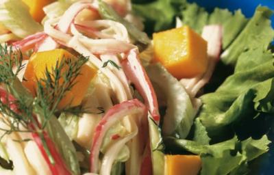 Salada de escarola com salsão, manga e kani kama e molho de iogurte.