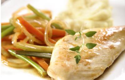 Em um prato quadrado e branco contém um pedaço de frango servido com cenoura, cebola e salsão. Em um prato quadrado e branco contém um pedaço de frango servido com cenoura, cebola e salsão.