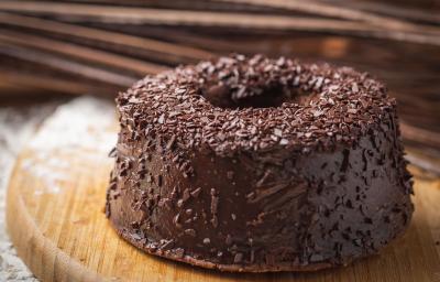Foto da receita de Bolo de Chocolate. Observa-se um bolo com furo central e cobertura de brigadeiro. Foto da receita de Bolo de Chocolate. Observa-se um bolo com furo central e cobertura de brigadeiro.