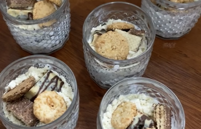 Imagem da receita de Overnight Oats Proteico em copinhos, sobre uma mesa Imagem da receita de Overnight Oats Proteico em copinhos, sobre uma mesa