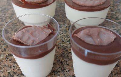 Foto da receita de torta holandesa de potinho servida em 4 porções dispostas em copinhos de plástico sobre uma mesa de mármore Foto da receita de torta holandesa de potinho servida em 4 porções dispostas em copinhos de plástico sobre uma mesa de mármore