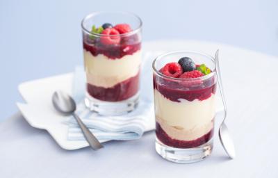 fotografia em tons de branco e vermelho tirada de dois copos transparentes com geleia de frutas vermelhas e leite MOÇA de colher com frutas vermelhas por cima e colheres ao lado. fotografia em tons de branco e vermelho tirada de dois copos transparentes com geleia de frutas vermelhas e leite MOÇA de colher com frutas vermelhas por cima e colheres ao lado.