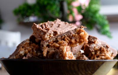 Fotografia de alguns docinhos com cobertura de Chocolate ao Leite GAROTO com crespinho de arroz dentro de um recipiente preto fundo. Fotografia de alguns docinhos com cobertura de Chocolate ao Leite GAROTO com crespinho de arroz dentro de um recipiente preto fundo.