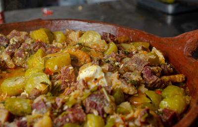 Fotografia de uma frigideira grande de barro com uma receita de maxixe e carn seca. Fotografia de uma frigideira grande de barro com uma receita de maxixe e carn seca.
