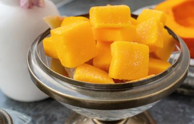 Fotografia em tons de amarelo com um recipiente de vidro ao centro. Dentro do recipiente existe várias balas pequenas de gelatina feitas com FiberMais Laranja. Fotografia em tons de amarelo com um recipiente de vidro ao centro. Dentro do recipiente existe várias balas pequenas de gelatina feitas com FiberMais Laranja.