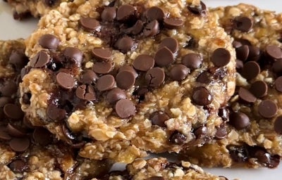 Fotografia de cookies de aveia com chocolate saudáveis sobre uma superfície branca. Fotografia de cookies de aveia com chocolate saudáveis sobre uma superfície branca.