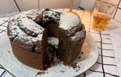 Bolo de chocolate com cagé com açucar de confeiteiro povilhada