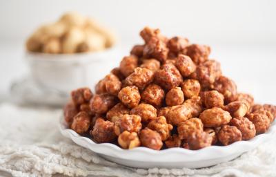 Foto da receita de Carapinha. Observa-se um prato raso com um uma porção de amendoim caramlizado dentro