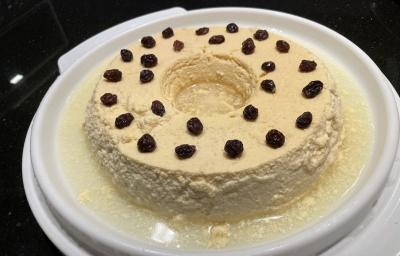 Imagem da receita de Pudim de Kefir, em um recipiente branco sobre uma mesa Imagem da receita de Pudim de Kefir, em um recipiente branco sobre uma mesa