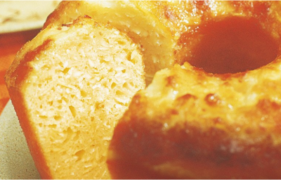 fotografia tirada de um bolo de mandioca com uma fatia faltando fotografia tirada de um bolo de mandioca com uma fatia faltando