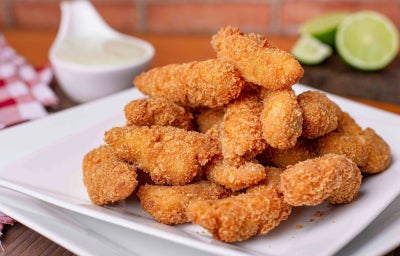 imagem mostra uma porção de iscas de frango em tiras empanadas e douradas