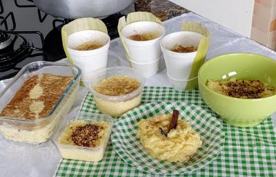 Fotografia de vários recipientes diferentes, sejam eles refratário de vidro, recipiente de vidro verde, prato colorido e copos grande de papel. Todos os recipientes têm dentro arros doce feito com milho verde e polvilhado com canela. Fotografia de vários recipientes diferentes, sejam eles refratário de vidro, recipiente de vidro verde, prato colorido e copos grande de papel. Todos os recipientes têm dentro arros doce feito com milho verde e polvilhado com canela.