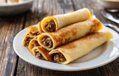 Panquecas de carne tradicionais empilhadas em um prato branco