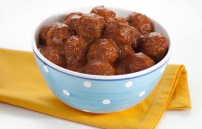 fotografia em tons de amarelo e branco, contém um pano amarelo e por cima um recipiente redondo azul com bolinhas brancas que contém bolinhos de carne com molho de tomate por cima fotografia em tons de amarelo e branco, contém um pano amarelo e por cima um recipiente redondo azul com bolinhas brancas que contém bolinhos de carne com molho de tomate por cima