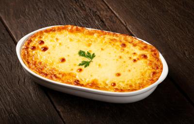 Fotografia mostra uma torta dourada, com a mussarela derretida e gratinada a coentro decorando. Fotografia mostra uma torta dourada, com a mussarela derretida e gratinada a coentro decorando.