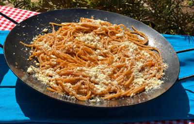 Fotografia de um tacho grande com macarrão clássico com queijo ralado. Fotografia de um tacho grande com macarrão clássico com queijo ralado.