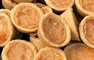Foto em tons de bege e marrom claro da receita de empadinha de leite moça servida em diversas porções dispostas aleatoriamente uma sobre as outras Foto em tons de bege e marrom claro da receita de empadinha de leite moça servida em diversas porções dispostas aleatoriamente uma sobre as outras