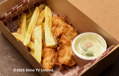 Fish and chips com filés de peixe empanados crocantes, batatas fritas sequinhas e maionese de ervas