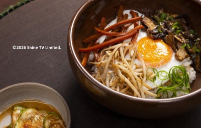 Bibimbap vegetariano com arroz japonês, legumes coloridos salteados e ovo de gema mole, acompanhado de molho picante