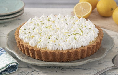 imagem mostra torta de limão com Fiber Mais® sabor Limão, com base de biscoito e recheio cremoso de limão, servida gelada.