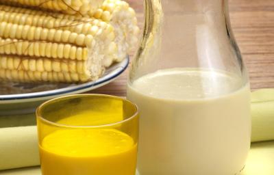 foto tirada de uma jarra com suco de milho e à frente um copo amarelo com a bebida foto tirada de uma jarra com suco de milho e à frente um copo amarelo com a bebida