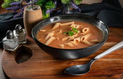 Fotografia de uma sopa feita com massa penne e vegetais Fotografia de uma sopa feita com massa penne e vegetais