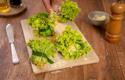 Trouxinhas de alface com maionese cremosa de abóbora, leves, práticas e cheias de sabor.