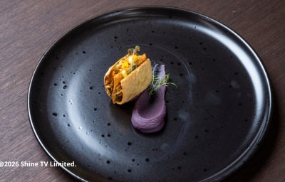 Crocante de tapioca recheado com carne de siri, maionese de butiá, ovas de tainha e brotos, servido em apresentação sofisticada.