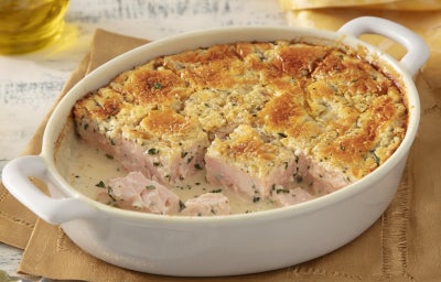 Caçarola assada de atum e salmão em molho cremoso, com superfície dourada gratinada, servida em refratário oval branco.