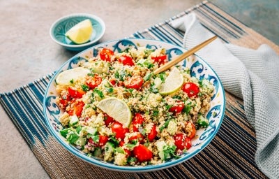 Tabulino natalino com requeijão em bowl decorado, com tomate cereja, pepino, salsinha e fatias de limão. Tabulino natalino com requeijão em bowl decorado, com tomate cereja, pepino, salsinha e fatias de limão.