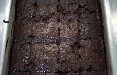 Foto da receita de Bolo de Chocolate. Observa-se um tabuleiro com bolo de chocolate com calda por cima cortados em formatos retangulares Foto da receita de Bolo de Chocolate. Observa-se um tabuleiro com bolo de chocolate com calda por cima cortados em formatos retangulares