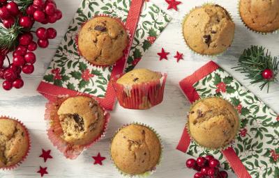 Foto da Receita de Muffin Natalino feito na Air Fryer. Observa-se 7 muffins de baunilha com chocolate em forminhas natalinas vistos de cima. Decorações natalinas enfeitam a foto, como guardanapos e decorações de árvore de Natal. Foto da Receita de Muffin Natalino feito na Air Fryer. Observa-se 7 muffins de baunilha com chocolate em forminhas natalinas vistos de cima. Decorações natalinas enfeitam a foto, como guardanapos e decorações de árvore de Natal.
