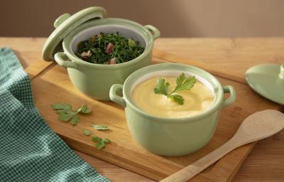 Foto da receita de Angu Mineiro. Observa-se duas panelinhas verdes com o angu e outra com couve refogada. Foto da receita de Angu Mineiro. Observa-se duas panelinhas verdes com o angu e outra com couve refogada.