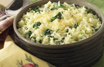 fotografia em tons verde e marrom. Um recipiente comporta o arroz e ao lado um pano na cor amarelo com rosas. fotografia em tons verde e marrom. Um recipiente comporta o arroz e ao lado um pano na cor amarelo com rosas.