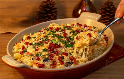 Fotografia em tons de vermelho com uma tigela ao centro com salpicão dentro.