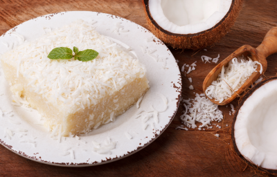 Pudim de Tapioca coberto com coco ralado em prato branco