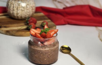 Foto da receita de Overnight Oats de Nescau. Observa-se um pote de vidro com o overnight dentro, decorado com morangos picados em cima. Foto da receita de Overnight Oats de Nescau. Observa-se um pote de vidro com o overnight dentro, decorado com morangos picados em cima.