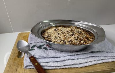 Imagem da receita de Farofa Proteica em uma vasilha de aluminio sobre uma toalha em uma mesa, ao lado uma colher Imagem da receita de Farofa Proteica em uma vasilha de aluminio sobre uma toalha em uma mesa, ao lado uma colher
