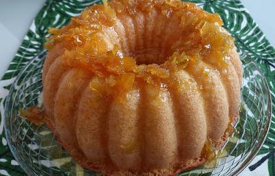 Foto da receita de Bolo Delícia de Tangerina. Observa-se um bolo bonito com furo no meio com geleia de tangerina por cima. Foto da receita de Bolo Delícia de Tangerina. Observa-se um bolo bonito com furo no meio com geleia de tangerina por cima.