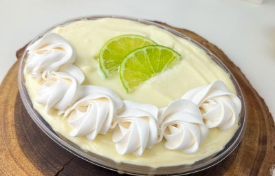 fotografia de um pavê de limão servido em uma travessa