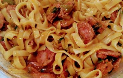 Foto da receita de Macarrão com Calabresa. Observa-se um prato com a macarronada suculenta dentro.