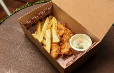 Fish and chips com filés de peixe empanados crocantes, batatas fritas sequinhas e maionese de ervas