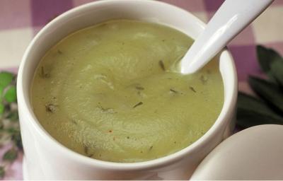 Fotografia em tons de verde em uma mesa com uma toalha roxa xadrez e uma xícara branca aproximada com a geleia verde de ervas. Fotografia em tons de verde em uma mesa com uma toalha roxa xadrez e uma xícara branca aproximada com a geleia verde de ervas.