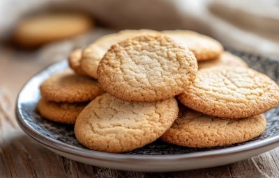 Em cima de uma mesa, biscoito redondo crocante. Em cima de uma mesa, biscoito redondo crocante.