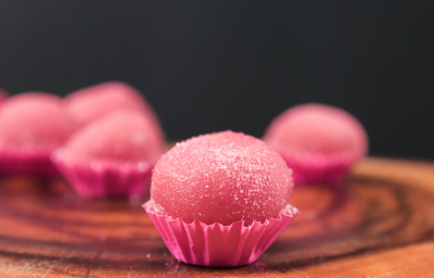 brigadeiro de morango enrolado na forminha