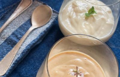 Foto da Receita de Mousse Clássico de Pitanga e Cupuaçu. Observa-se duas taças de vidro transparentes com a mousse sobre um jogo americano azul marinho e duas colheres ao lado, em um guardanapo de pano listrado. Foto da Receita de Mousse Clássico de Pitanga e Cupuaçu. Observa-se duas taças de vidro transparentes com a mousse sobre um jogo americano azul marinho e duas colheres ao lado, em um guardanapo de pano listrado.