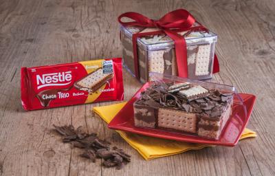 Foto da receita de Cake Box de Paçoca com Choco Trio. Observa-se duas caixas de acrílico com a receita dentro sobre um prato vermelho quadrado e um pano de prato amarelo. Foto da receita de Cake Box de Paçoca com Choco Trio. Observa-se duas caixas de acrílico com a receita dentro sobre um prato vermelho quadrado e um pano de prato amarelo.