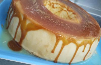 Foto da receita de Pudim Ligeiro. Observa-se um pudim com uma calda cor caramelo escorrendo.