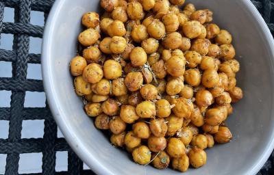 Imagem da receita de Grão de Bico Crispy, em um recipiente, sobre uma mesa